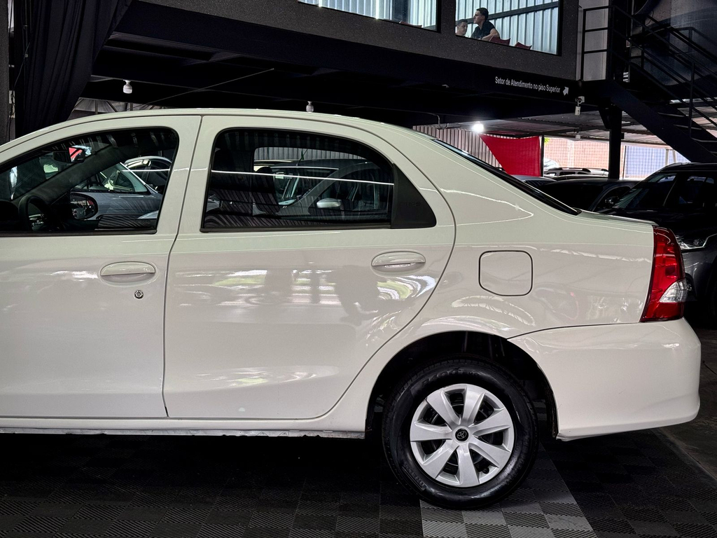 Toyota Etios Sedan X 1.5 (Flex)