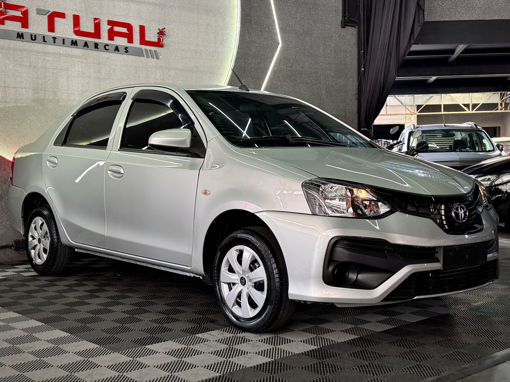 Toyota Etios Sedan Prata