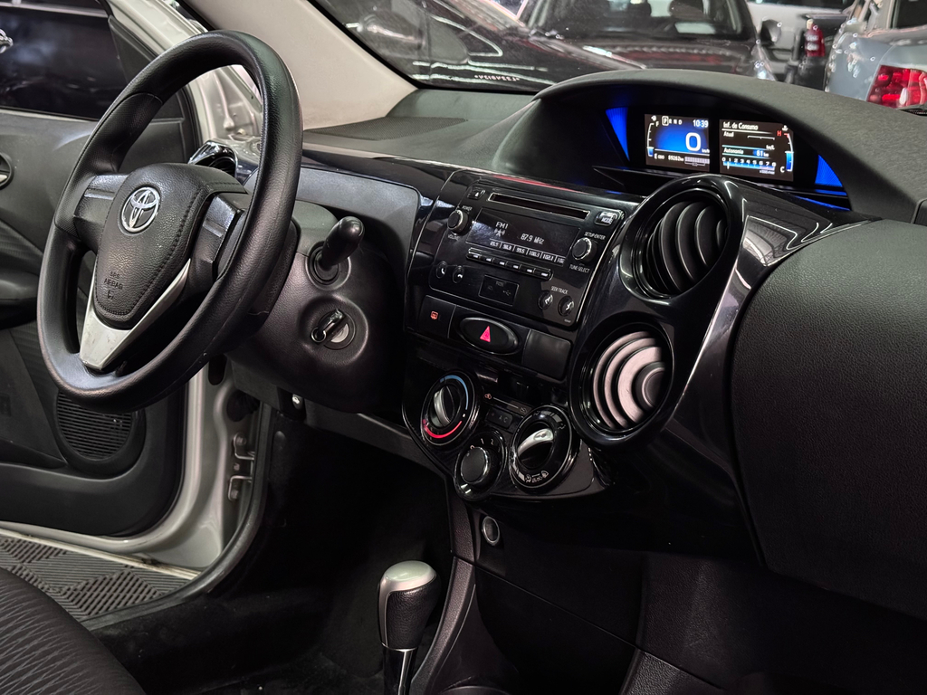 Toyota Etios Sedan Prata