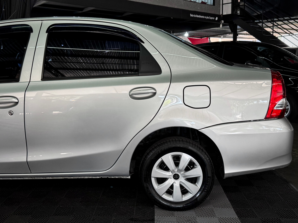 Toyota Etios Sedan Prata