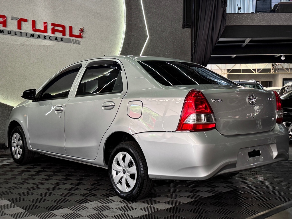 Toyota Etios Sedan Prata