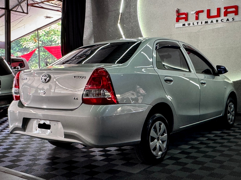Toyota Etios Sedan Prata