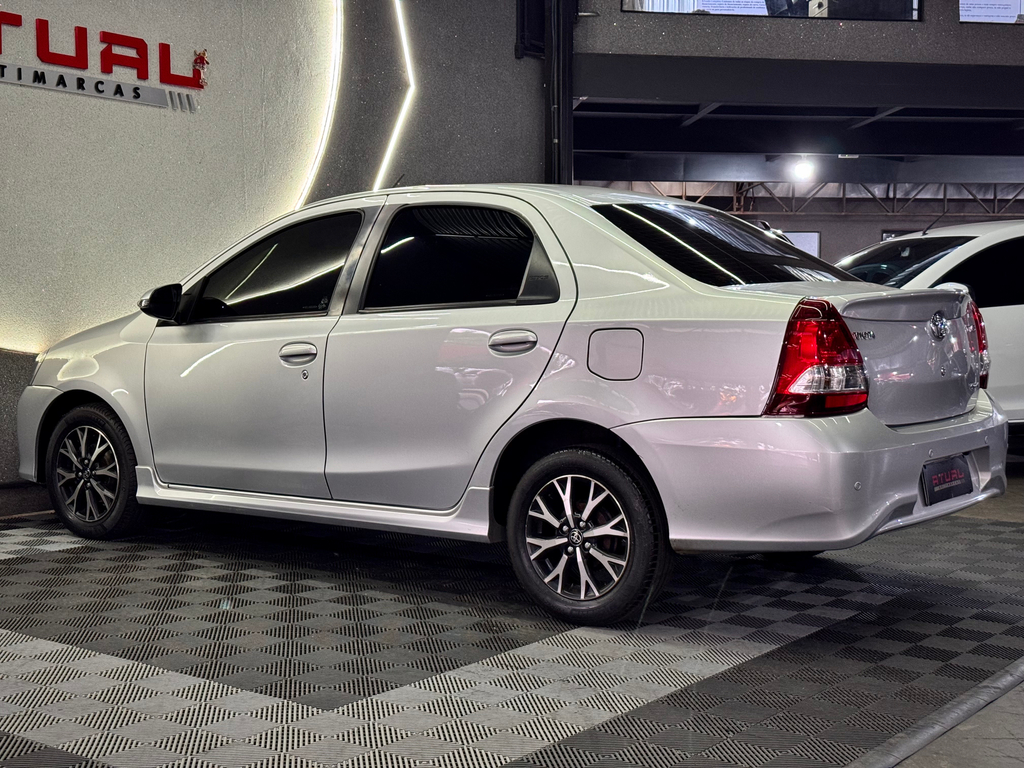 Toyota Etios Sedan Prata