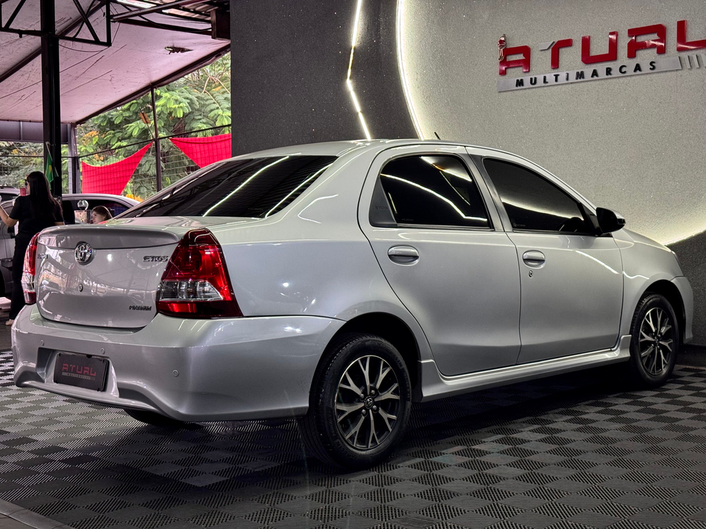 Toyota Etios Sedan Prata
