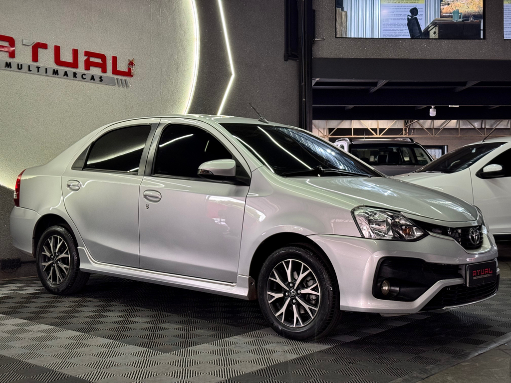 Toyota Etios Sedan Prata