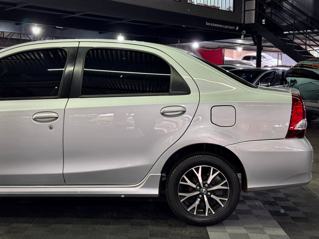 Toyota Etios Sedan Prata