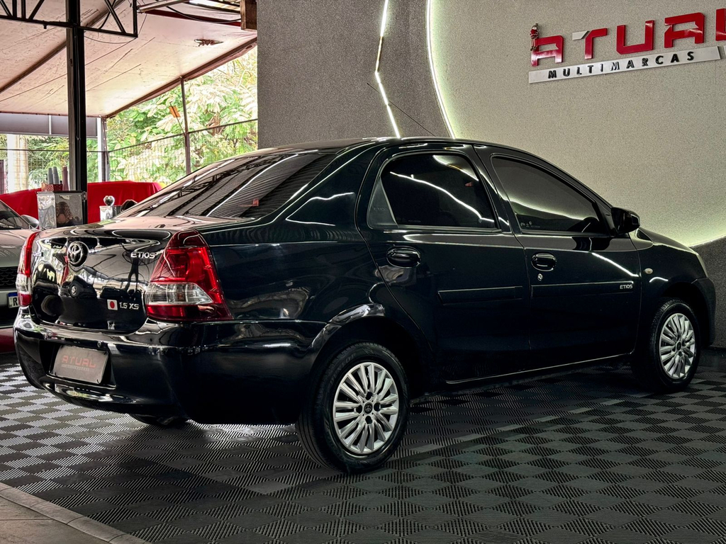 Toyota Etios Sedan Preto