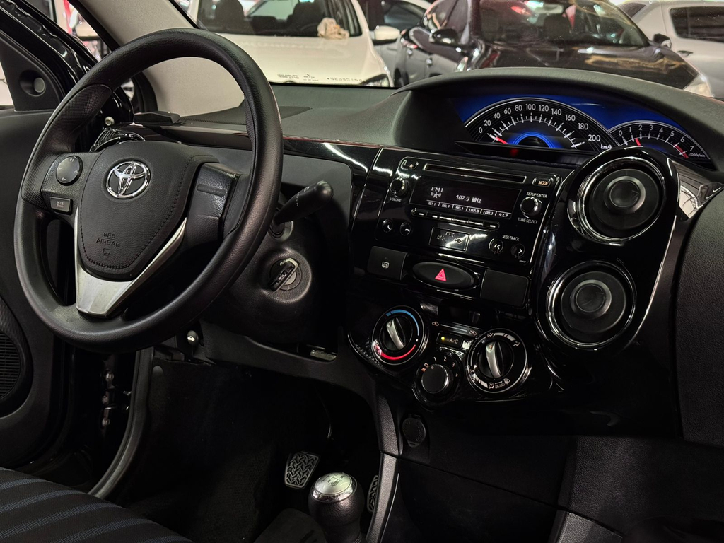 Toyota Etios Sedan Preto