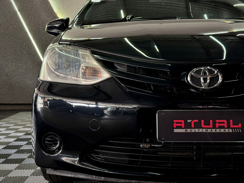 Toyota Etios Sedan Preto