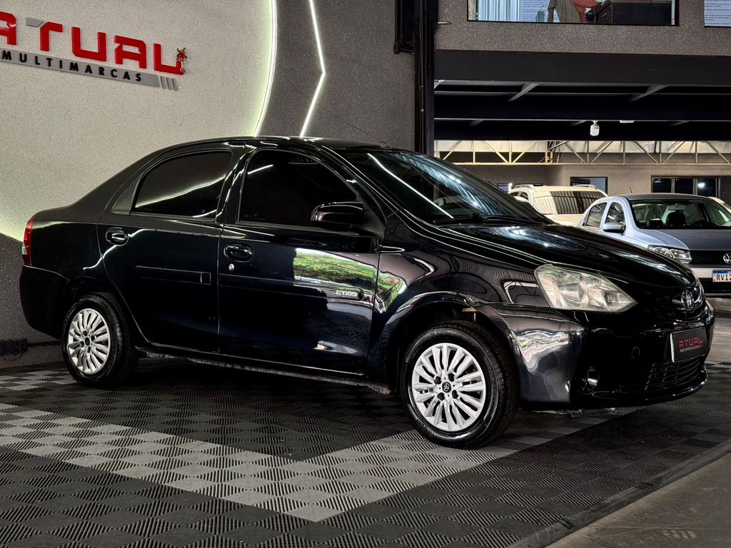 Toyota Etios Sedan Preto