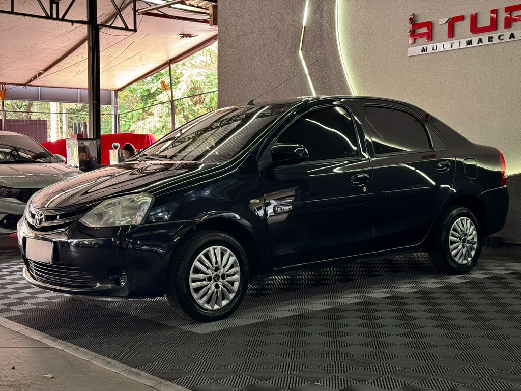 Toyota Etios Sedan Preto
