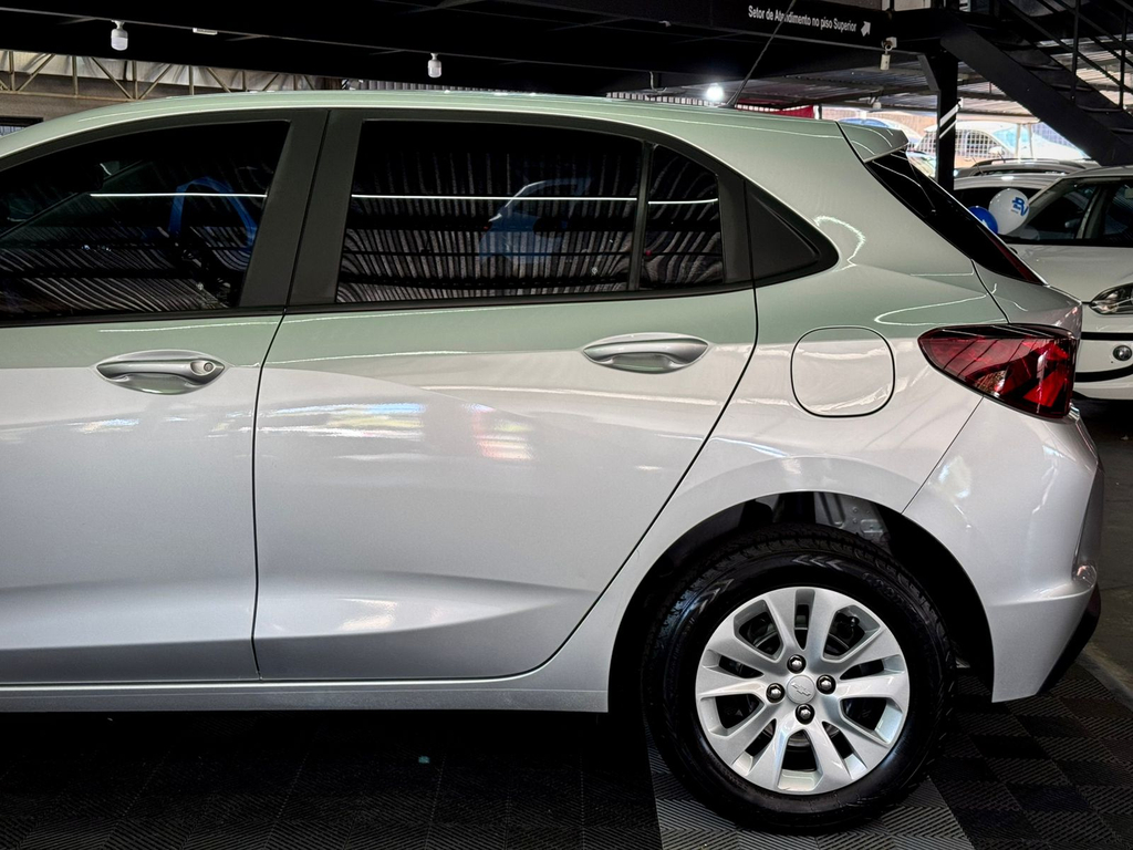 Chevrolet Onix Prata