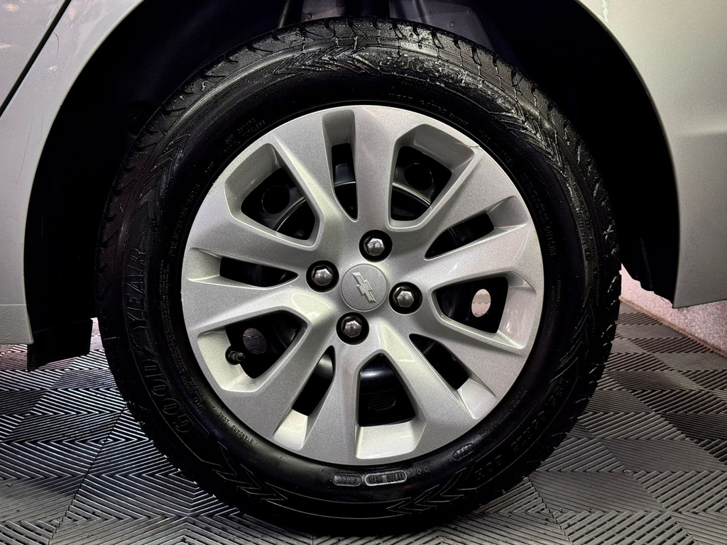 Chevrolet Onix Prata
