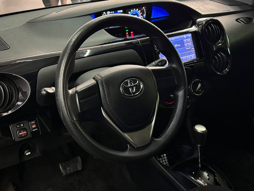 Toyota Etios Hatch Preto