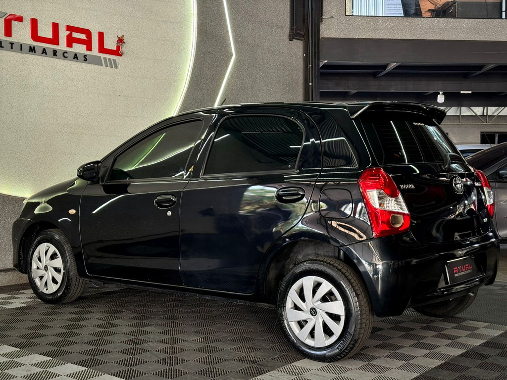 Toyota Etios Hatch Preto