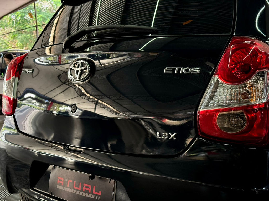 Toyota Etios Hatch Preto