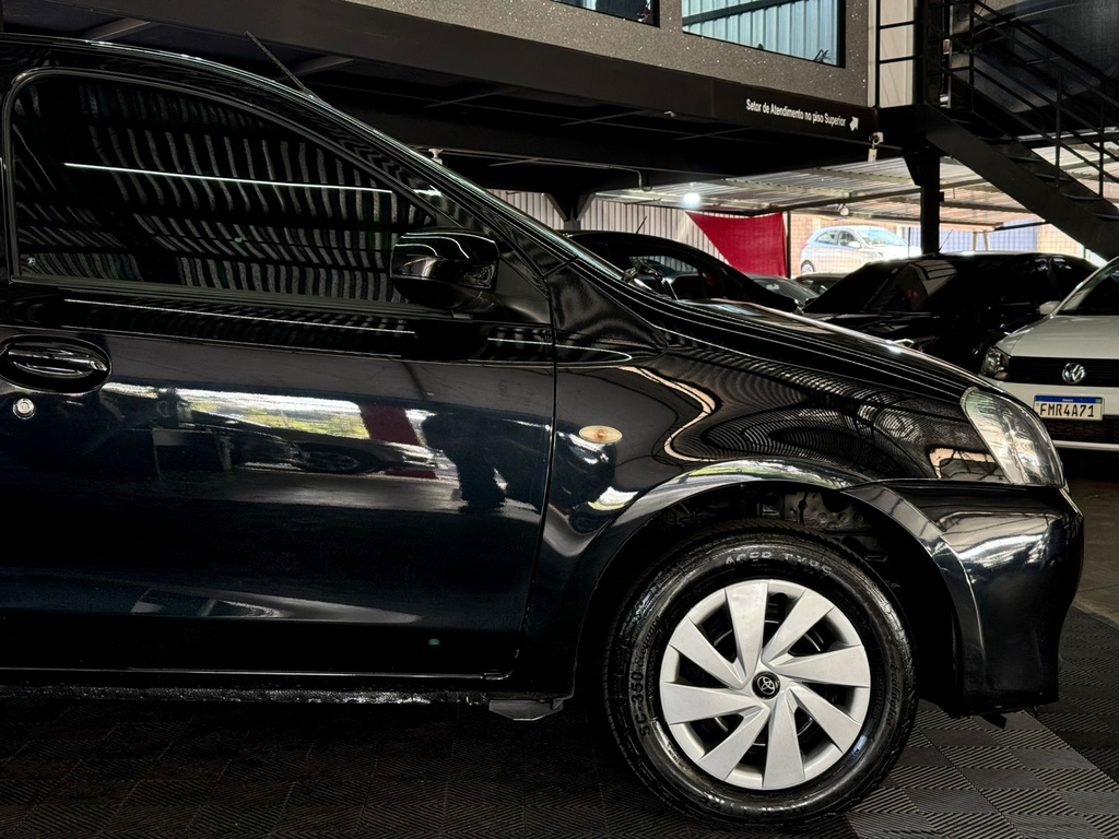 Toyota Etios Hatch Preto