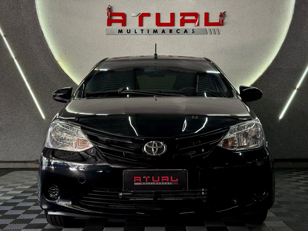 Toyota Etios Hatch Preto