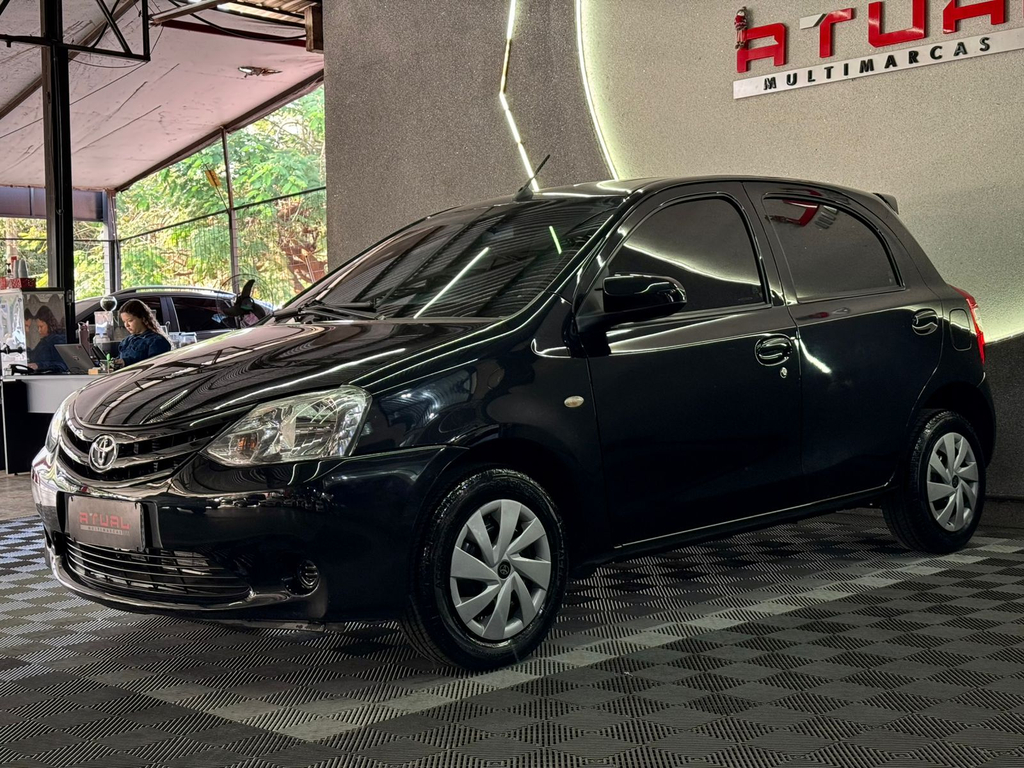Toyota Etios Hatch Preto