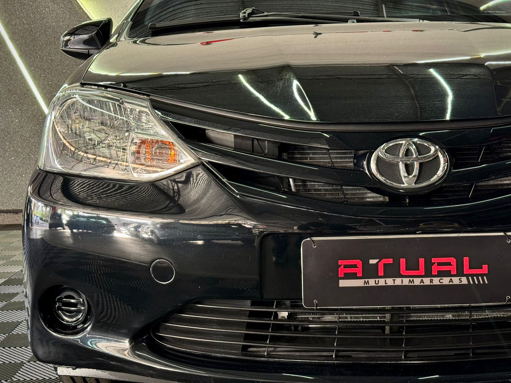 Toyota Etios Hatch Preto