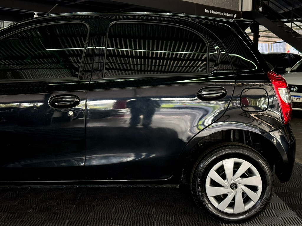 Toyota Etios Hatch Preto