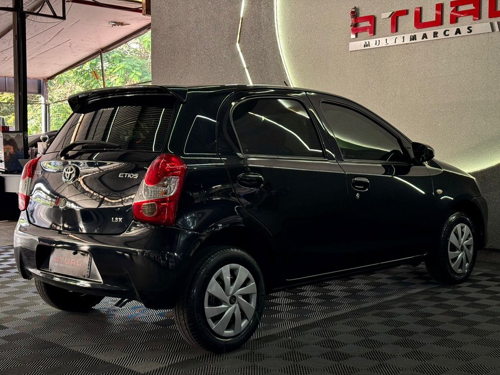Toyota Etios Hatch Preto