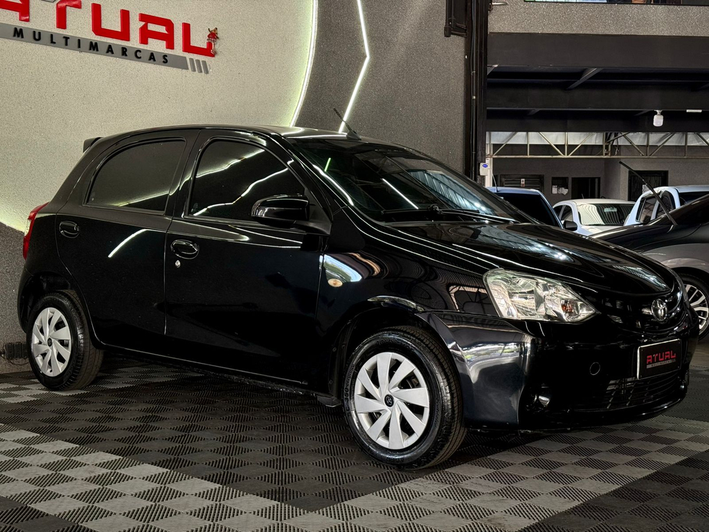 Toyota Etios Hatch Preto