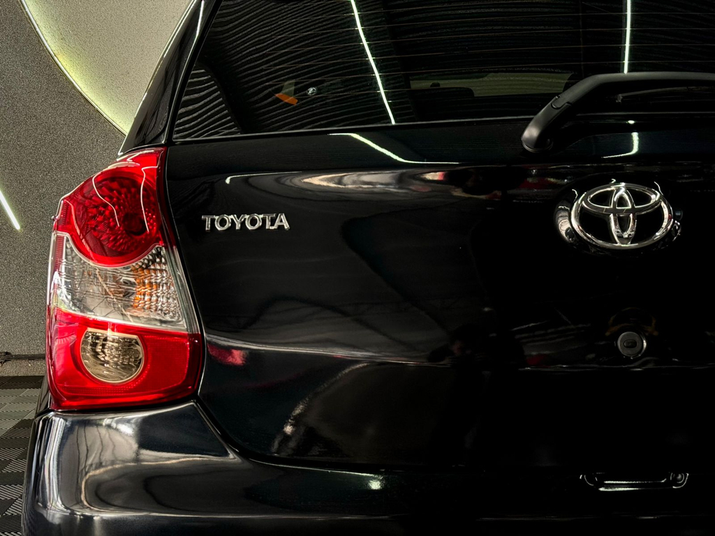 Toyota Etios Hatch Preto