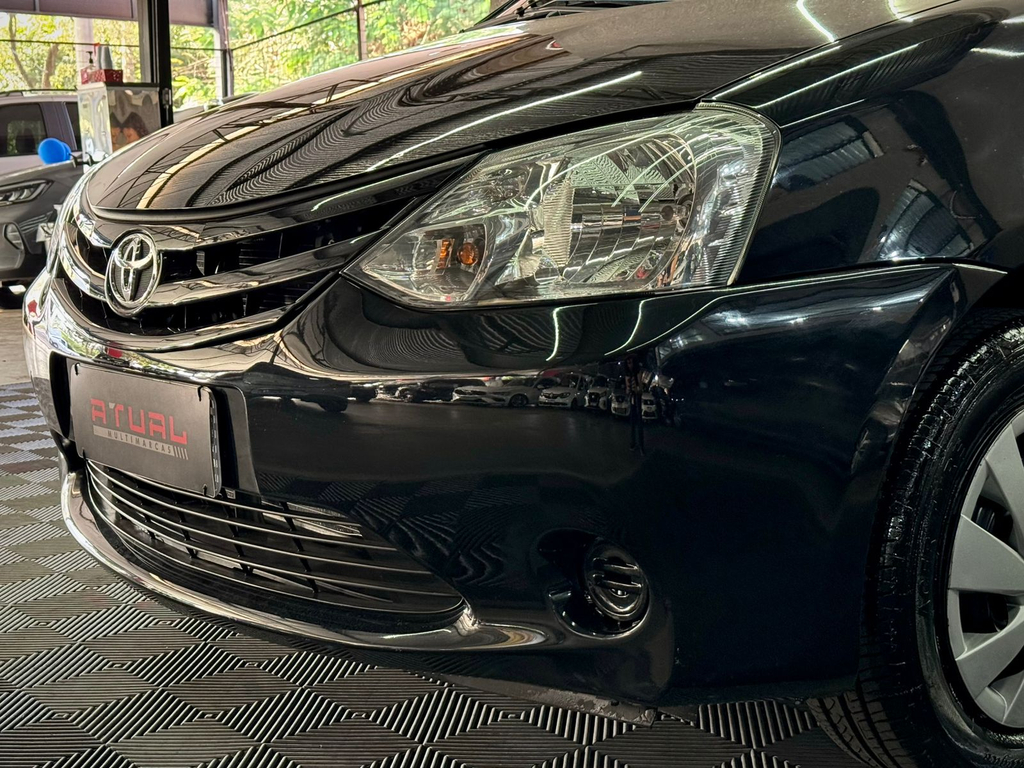 Toyota Etios Hatch Preto