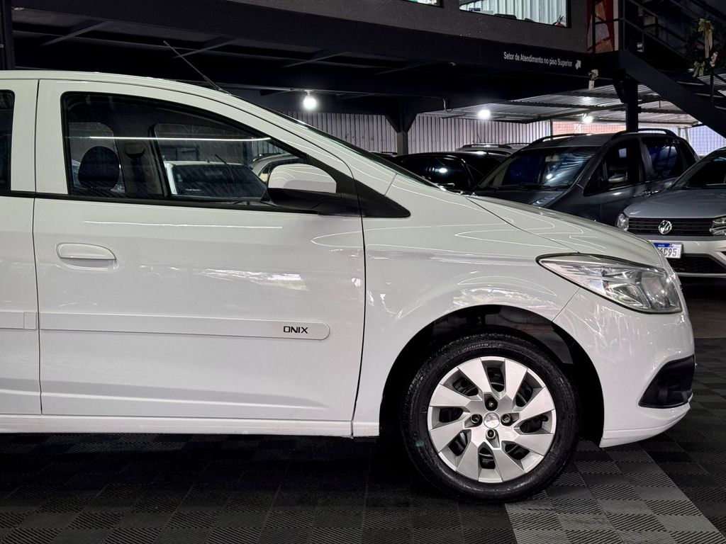 Chevrolet Onix 1.0 Lt Spe/4