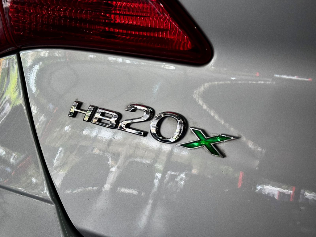 Hyundai HB20X Prata