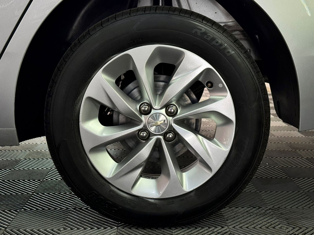 Chevrolet Onix Sedan Prata