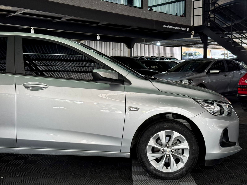 Chevrolet Onix Sedan Prata