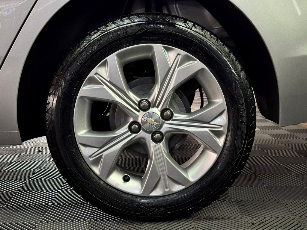 Chevrolet Onix Sedan Prata