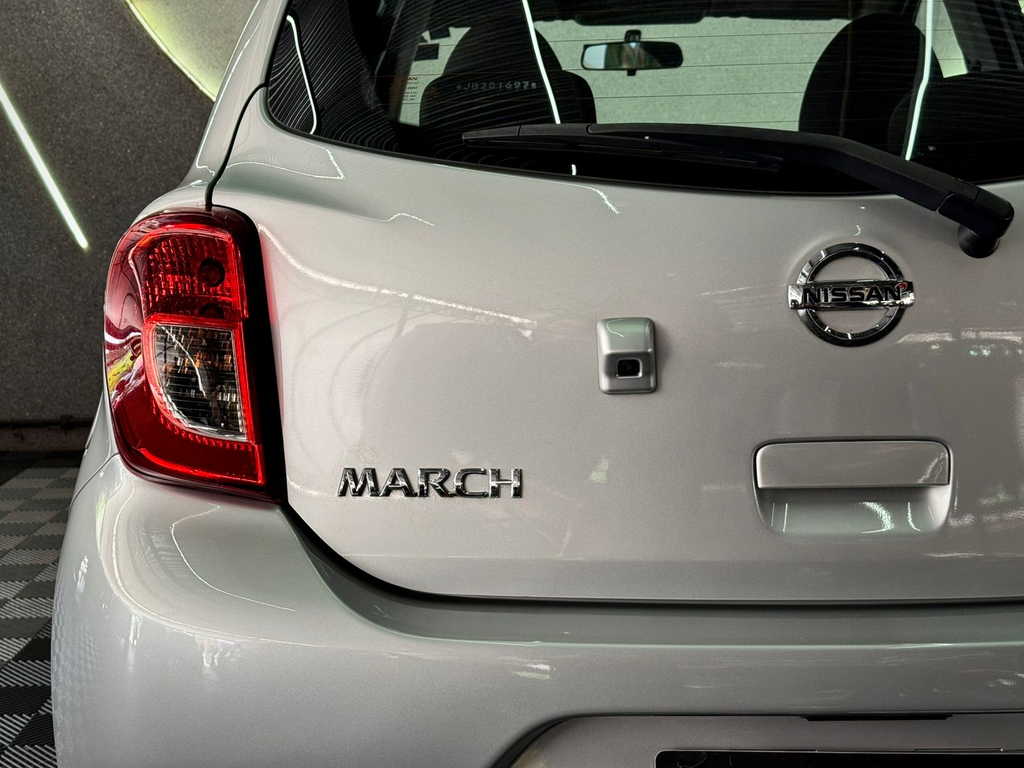 Nissan March Prata