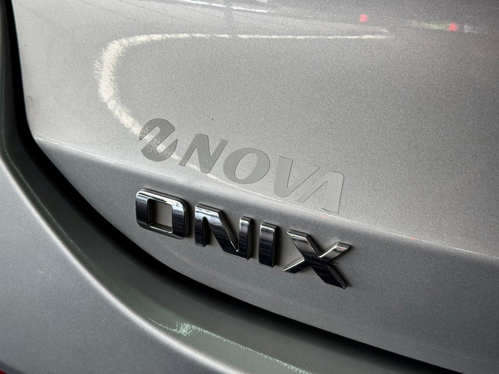 Chevrolet Onix Sedan Prata