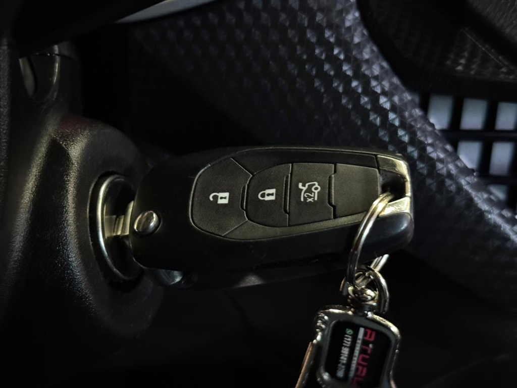 Chevrolet Onix Sedan Prata