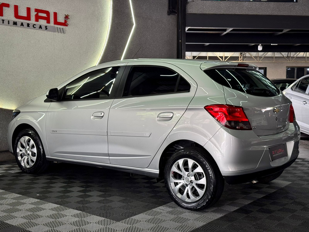 Chevrolet Onix Prata