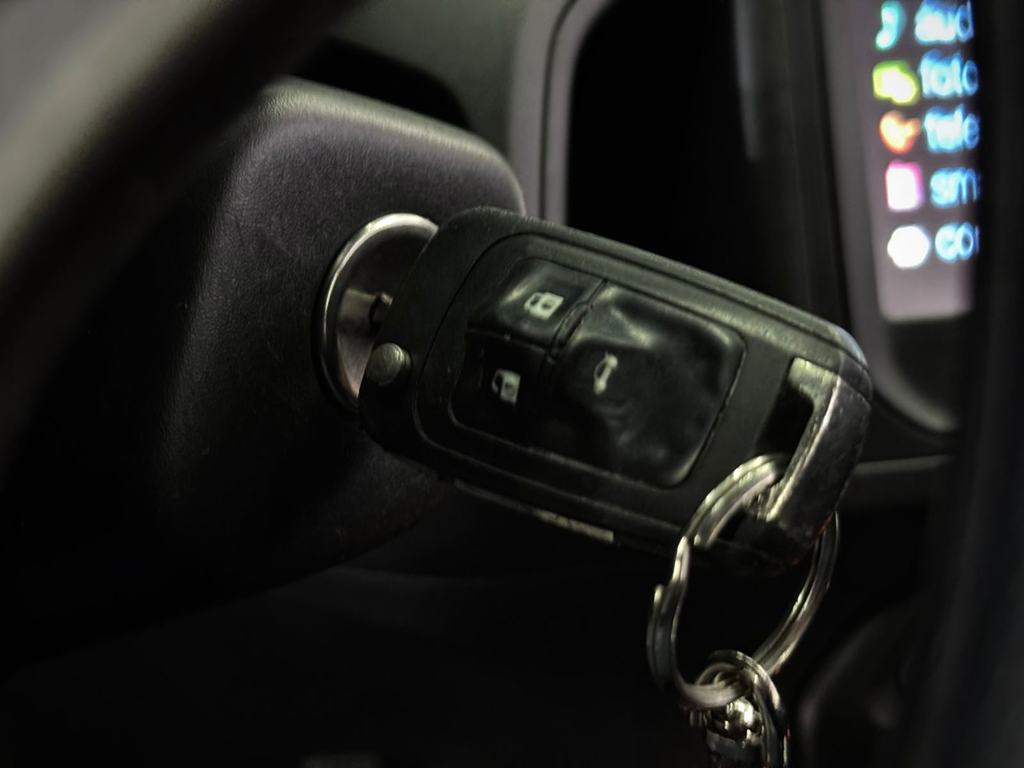 Chevrolet Onix Prata