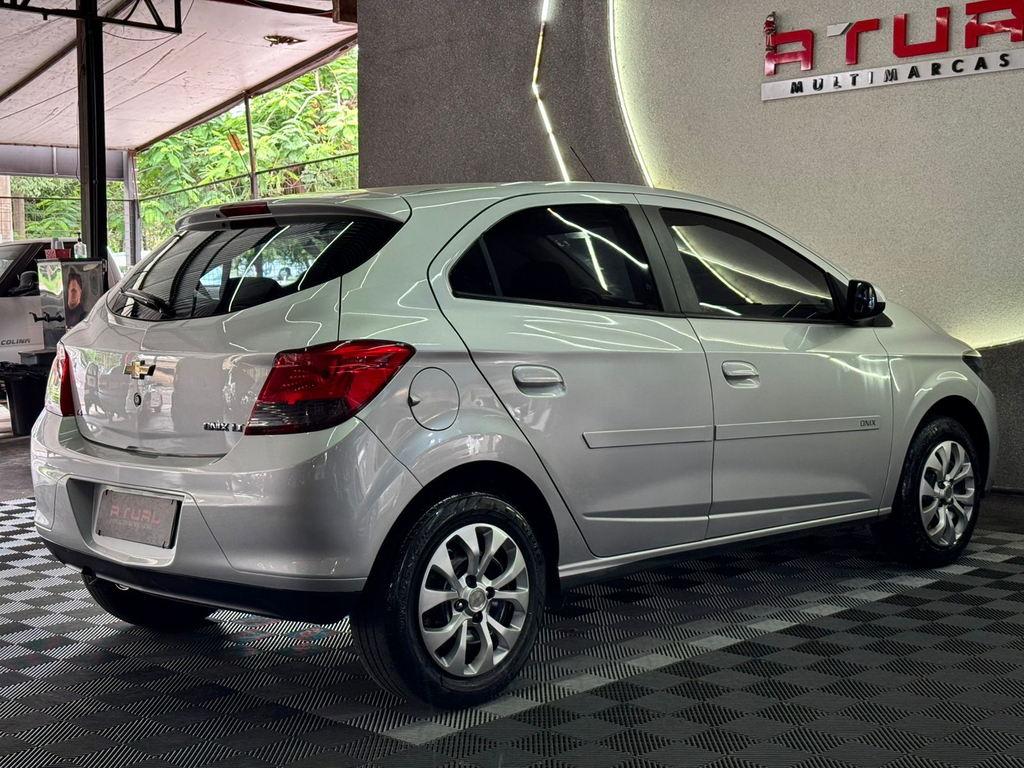 Chevrolet Onix Prata
