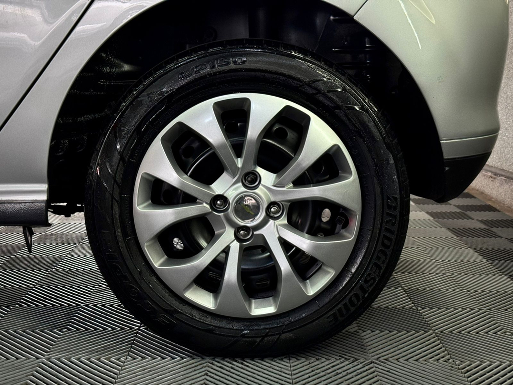 Chevrolet Onix Prata