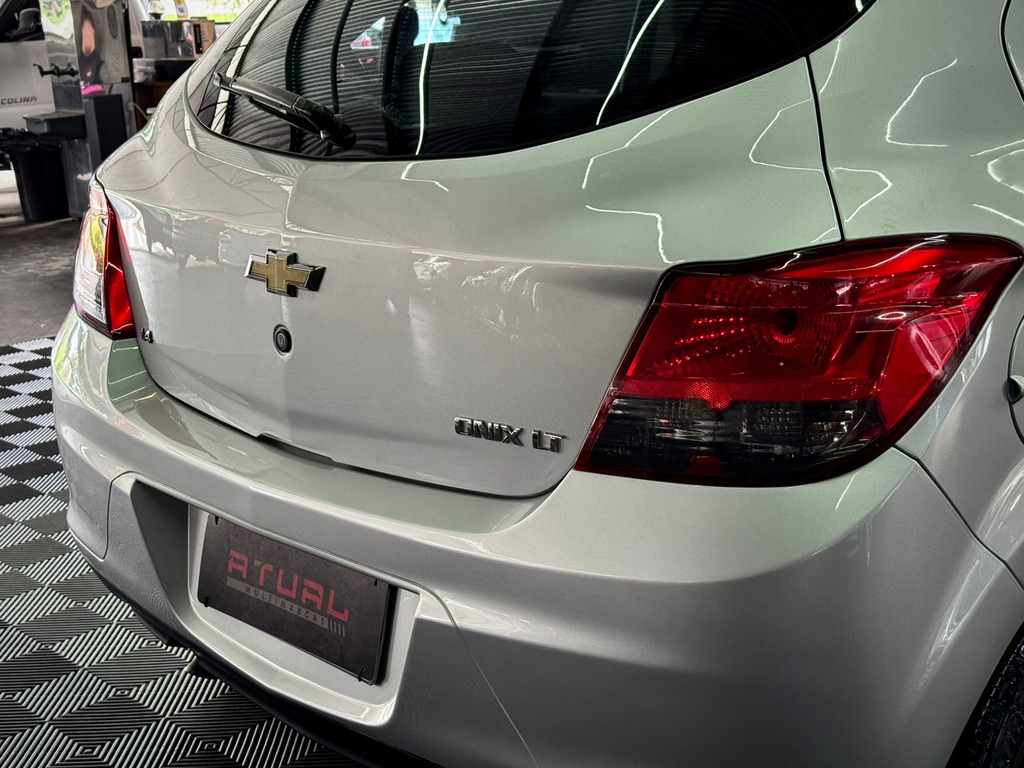 Chevrolet Onix Prata