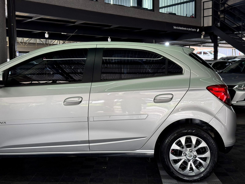 Chevrolet Onix Prata