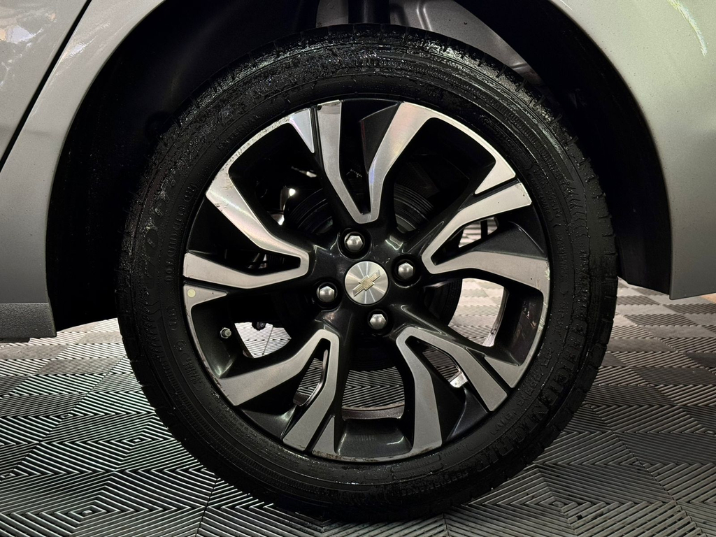 Chevrolet Onix Sedan Prata