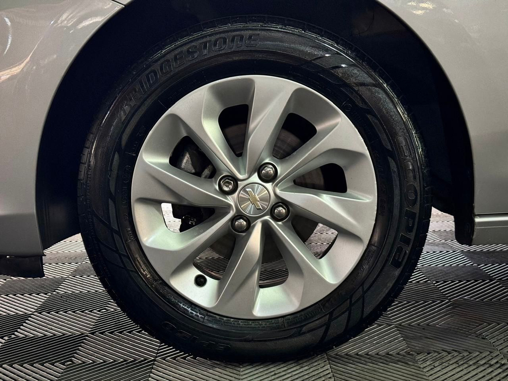 Chevrolet Onix Sedan Prata