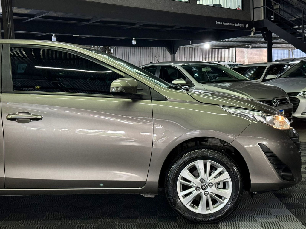 Toyota Yaris Hatch Cinza