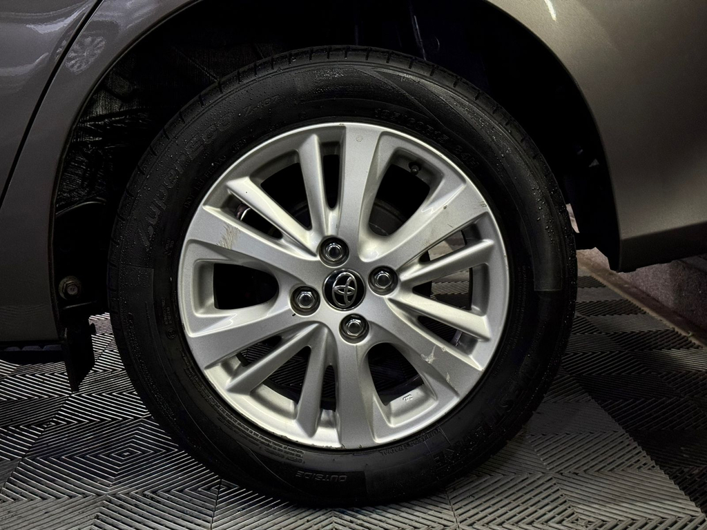 Toyota Yaris Hatch Cinza