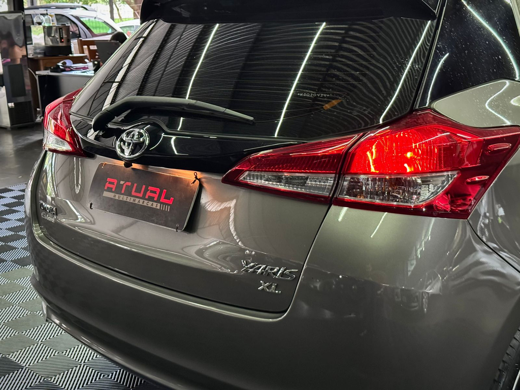 Toyota Yaris Hatch Cinza