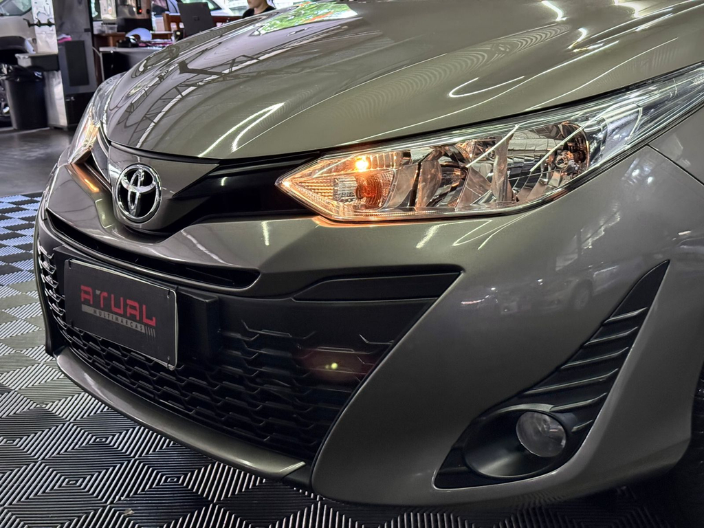 Toyota Yaris Hatch Cinza