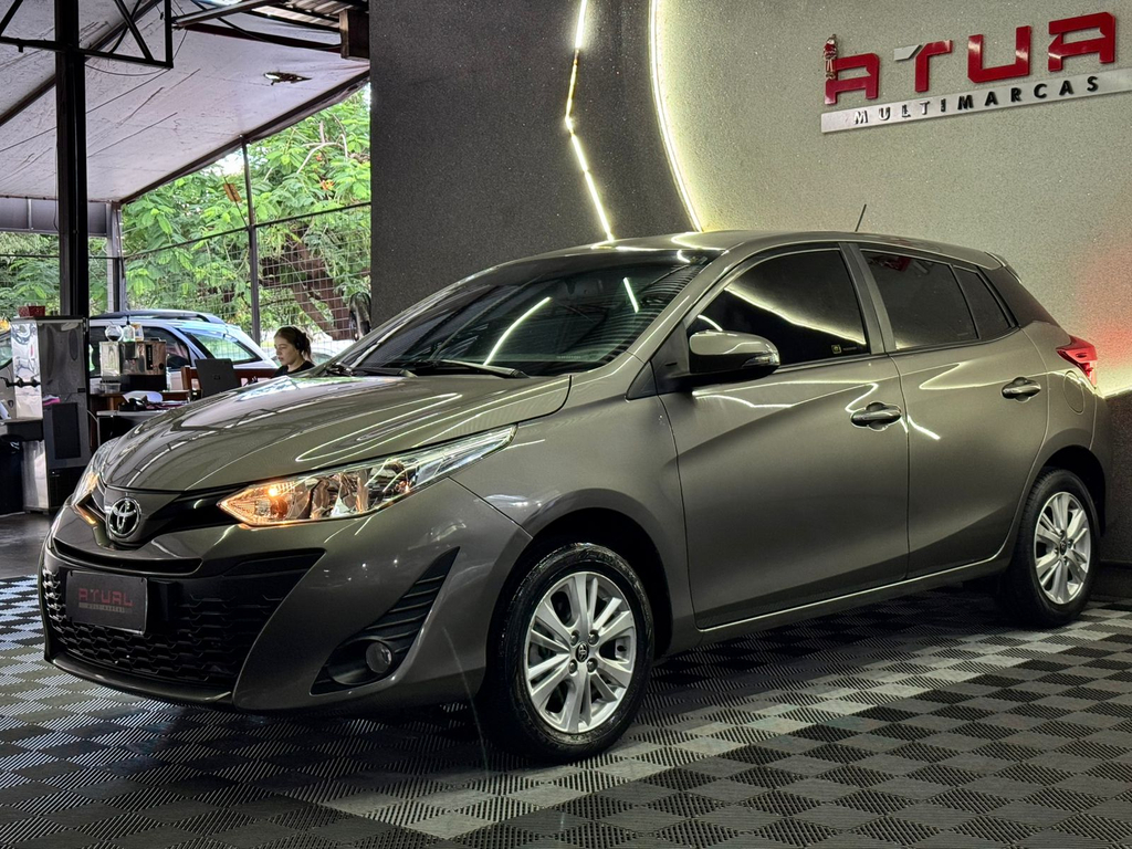 Toyota Yaris Hatch Cinza
